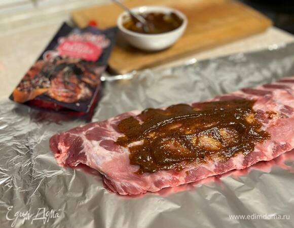 Положите ребра на фольгу выпуклой частью вверх, смажьте подготовленным маринадом. Заверните в 2 слоя фольги и оставьте на 2 часа для маринования. Можно оставить на ночь. Отправьте ребра на 1,5–2 часа в духовку. Она должна быть разогрета до 180°C.