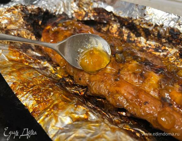 Достаньте ребрышки, аккуратно раскройте фольгу сверху, смажьте джемом «Персик и манго» ТМ «Махеевъ». Не заворачивая фольгу, верните ребра в духовку. Включите верхний нагрев и держите в духовке еще 5–7 минут. Не отвлекайтесь от процесса, так как сахар может начать быстро подгорать.