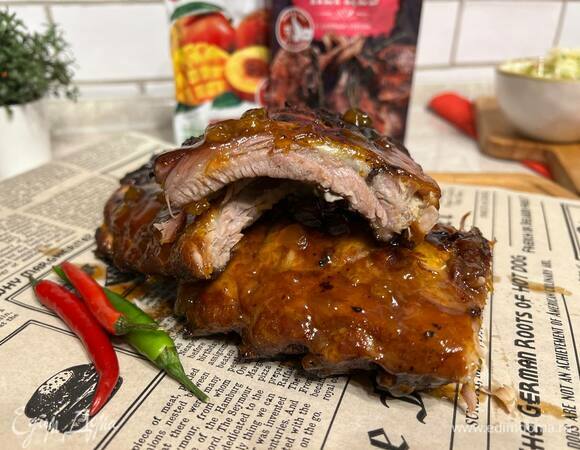 Выньте ребрышки, разрежьте на порционные кусочки. На 1 человека достаточно 3–4 ребра. Если вы планируете поесть основательно, то увеличивайте количество до 6–7. Это очень вкусно! Я подаю их с салатом «Коул слоу» и свежими овощами. Приятного аппетита! 