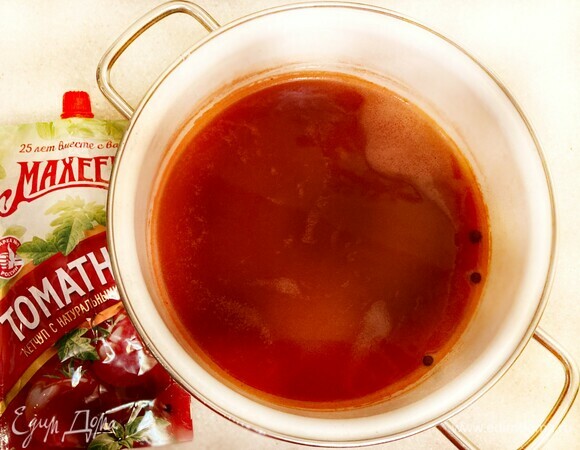 Приготовьте маринад. В кастрюлю влейте воду, добавьте кетчуп ТМ «Махеевъ», соль, сахар, перец душистый горошком и перемешайте. В оригинальном рецепте требуется 1 стакан сахара (200 г), но я добавляла 150 г. Доведите маринад до кипения и прокипятите в течение трех минут. Добавьте уксус. Аккуратно попробуйте маринад на вкус. Возможно, вам захочется немного досолить (соль ведь бывает разная).