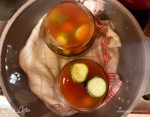 В чистые простерилизованные банки уложите огурцы, залейте кипящим маринадом и стерилизуйте 0,5-литровые банки 7 минут, 1-литровые — 15 минут. Банки закатайте, переверните и держите под одеялом до полного остывания. Хранить такие огурчики лучше в прохладном месте.