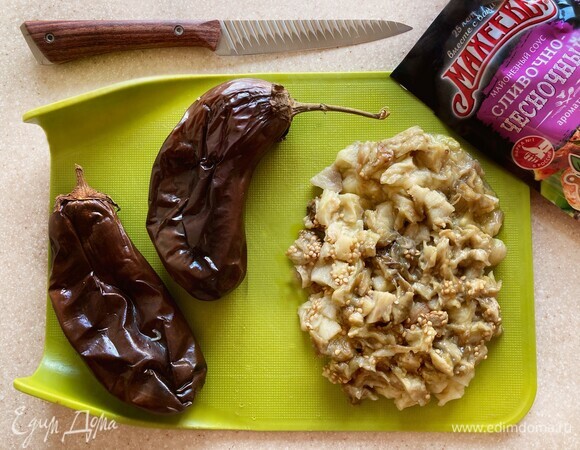 Баклажаны помойте, выложите на противень, застланный пекарской бумагой или фольгой, поместите в духовку и запекайте при 180°C, периодически переворачивая, до готовности (для приготовления я использовала некрупные баклажаны, и мне потребовалось 45 минут на запекание). Затем очистите мякоть баклажанов от шкурки и порубите.