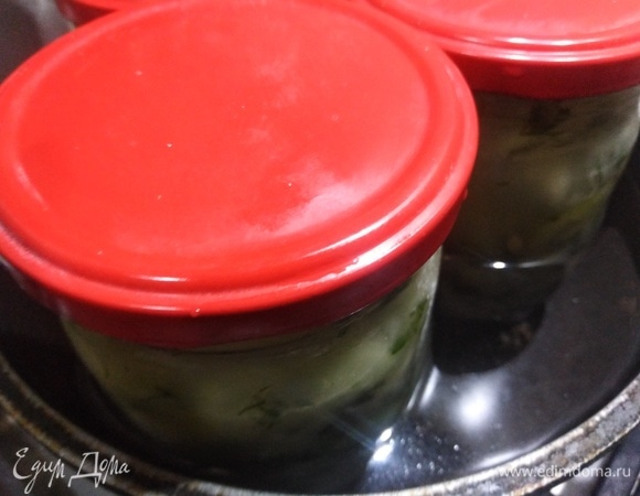 Прикрыть крышками и поставить на стерилизацию на 10 минут. У меня банки объемом 0,5 л. Выход — 1,5 л.