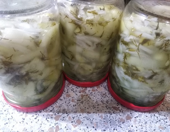 Закатать, перевернуть до полного остывания. Приятного аппетита!