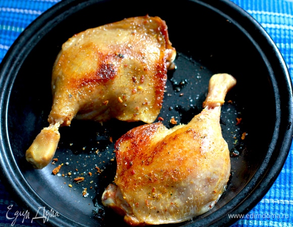 У ножек подрезать сухожилия внизу, чтобы при стягивании кожи получался эстетичный внешний вид. Ножки посолить и посыпать специями, положить на холодную сковороду кожей вниз, включить средний огонь, жарить 8–10 минут до золотистого цвета, перевернуть и жарить еще 5 минут. Удалить из сковороды.