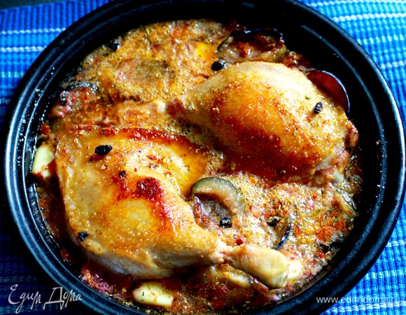 В форму для запекания выложить из сковороды лук, утиные ножки, сливы, можжевельник, также можно посыпать рублеными веточками тимьяна, влить пиво. Мед растопить, смешать с соком из-под слив, смазать ножки.