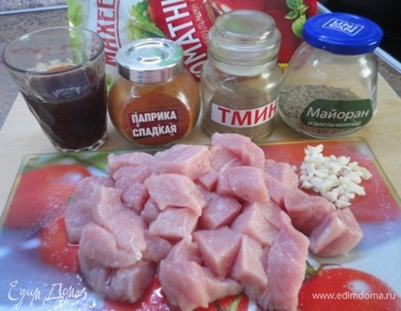 Мясо нарезать кубиками 3 х 3 см.