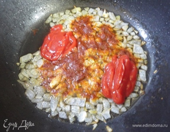 Лук нарезать кубиками и пассеровать в масле до золотистого цвета. Посыпать паприкой, посолить, добавить томатный кетчуп ТМ «Махеевъ». Перемешать.
