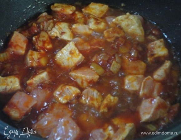 Выложить мясо, перемешать и влить красное вино. Закрыть сотейник крышкой и тушить на слабом нагреве 1 час 30 минут.