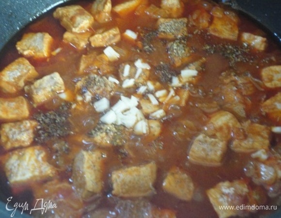 Тмин, майоран и рубленый чеснок добавить в гуляш и еще тушить 30–40 минут или, если необходимо, дольше, до готовности мяса.