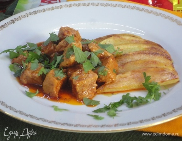 К столу гуляш подают с петрушкой и жареным картофелем. Запивают красным вином.