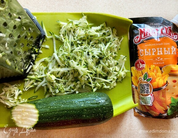 Цукини помойте, обрежьте хвостики и натрите на крупной терке вместе с кожурой. Уложите натертый цукини в миску, посолите и дайте постоять 10 минут. Затем хорошо (прям сильно) отожмите цукини от лишней жидкости.