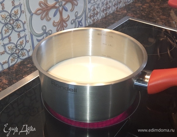 Кефир подогрейте до теплого состояния (проверьте пальцем, он не должен обжигать, а должен быть приятно теплым).