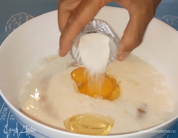 Всыпьте соль, вбейте яйца (категория С1), влейте растительное масло и хорошо перемешайте венчиком.