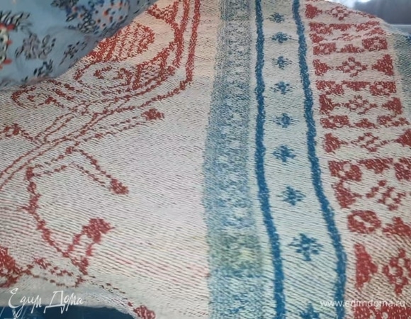 Переложите тесто в глубокую емкость, предварительно смазав ее растительным маслом, накройте пленкой без отверстий, накройте чем-нибудь теплым и оставьте в теплом месте на 1,5 часа.