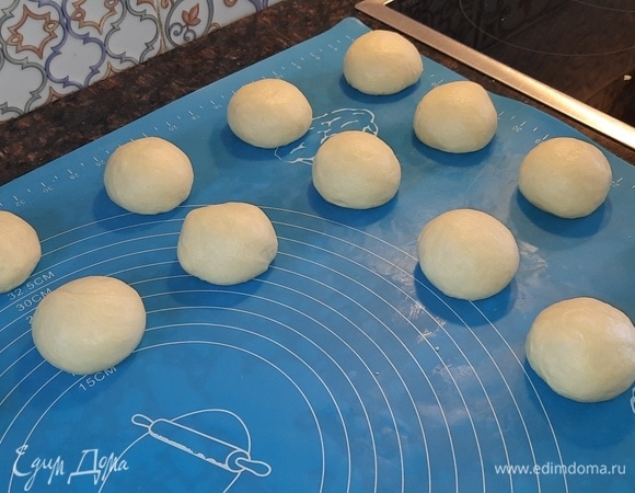 Тесто разделите на 18 шариков весом 65–70 г.