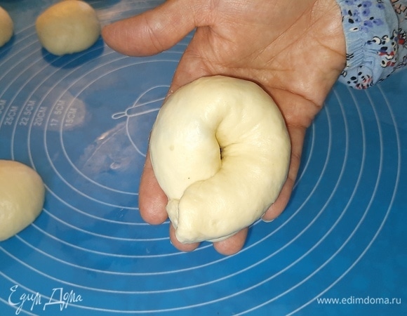 А затем рулетики сверните петелькой и разложите на противень на значительном расстоянии друг от друга (у меня получилось два противня).