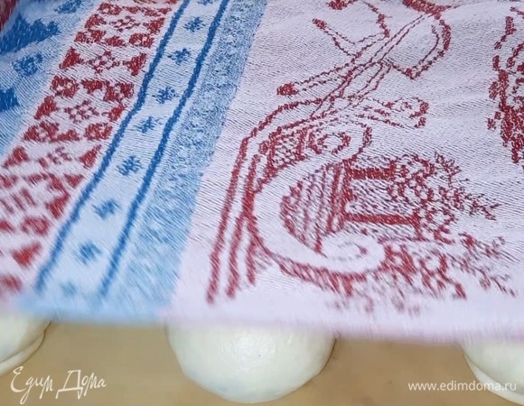 Накройте заготовки полотенцем и дайте постоять при комнатной температуре 20 минут (не допускайте сквозняков).