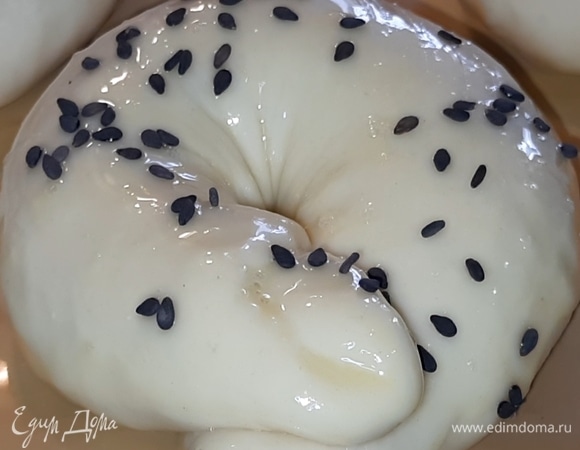 Смажьте булочки взбитым яйцом и посыпьте кунжутом.