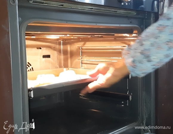 Выпекайте булочки в предварительно разогретой до 210–220°C духовке в течение 15 минут по одному противню за раз.