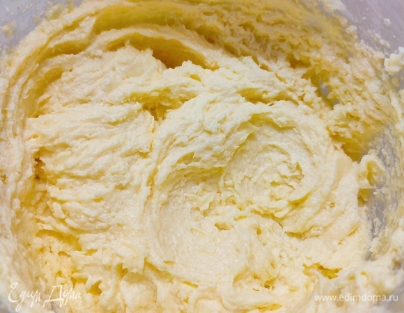 Мягкое сливочное масло взбить с сахаром и ванилином в пышную пену. По одному добавить яйца, после каждого хорошо взбивать.