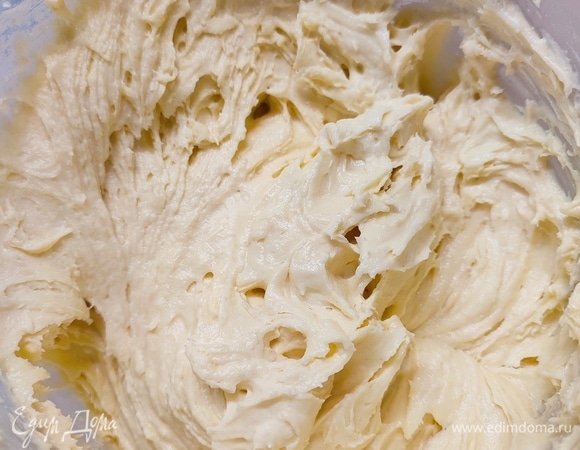 С лимона снять цедру и выжать сок. Добавить к тесту. Всыпать муку, крахмал и разрыхлитель. Влить 100 мл вина и все хорошо перемешать.