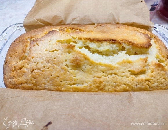 В готовом кексе сделать много проколов зубочисткой и полить оставшимся вином. Оставить в форме до полного остывания.