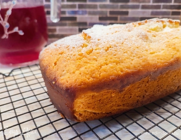 Остывший кекс можно посыпать сахарной пудрой.