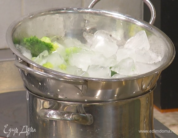 Брокколи разобрать на соцветия и бланшировать в кипящей подсоленной воде 3–4 минуты, затем воду слить и откинуть капусту на лед.