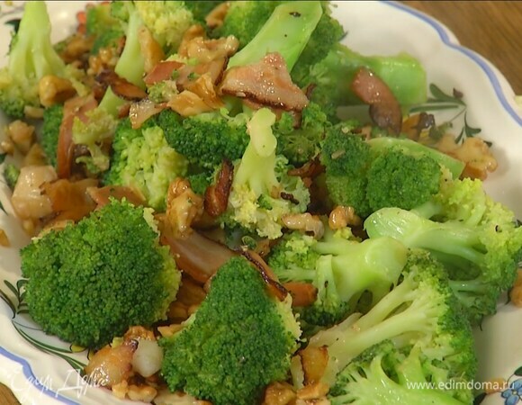 Брокколи промокнуть бумажным полотенцем, добавить в сковороду, все перемешать, посолить, поперчить и прогреть, затем переложить на блюдо и полить оставшимся оливковым маслом.