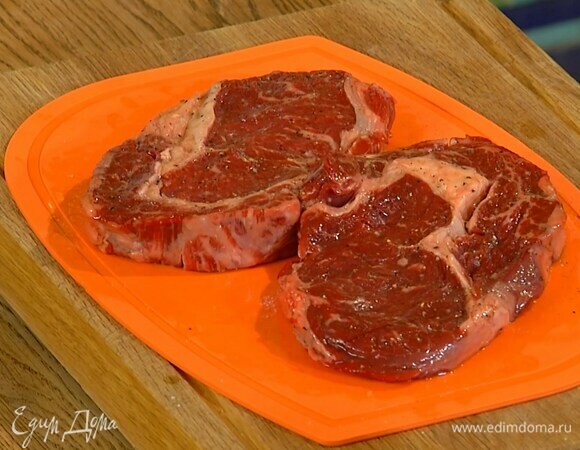 Стейки полить оливковым маслом, посолить, поперчить и втереть масло и специи в мясо.