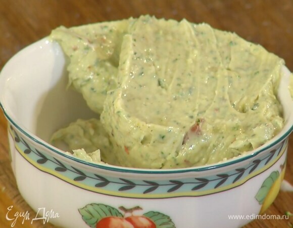 Приготовить пряное масло: в чаше блендера соединить предварительно размягченное сливочное масло, очищенный зубчик чеснока, анчоусы и листья петрушки, добавить оливковое масло, черный перец и чили, взбить все погружным блендером в однородную массу.