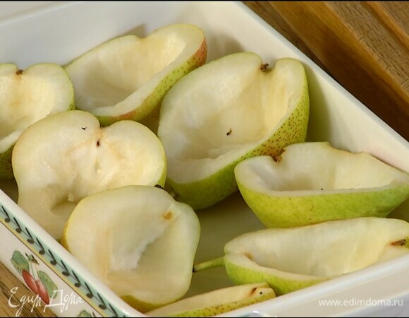 Груши разрезать вдоль пополам, удалить семена и вырезать мякоть, так чтобы остались тонкие стенки. Вынутую мякоть нарезать небольшими кусочками.