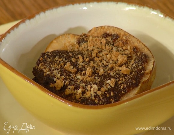 Печенье раскрошить и посыпать запеченные груши.