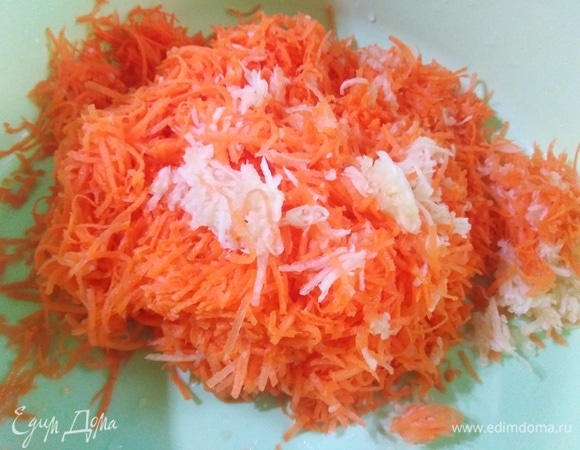 Морковь и чеснок натереть на терке.