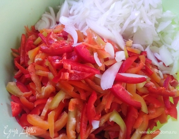 Нарезать перец, репчатый лук и помидоры.
