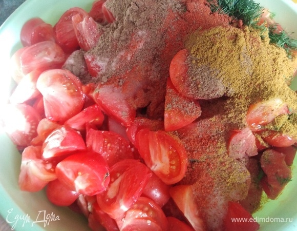 Всыпать и влить специи.