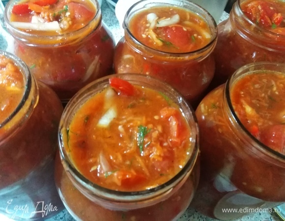 Разложить салат по стерильным банкам.