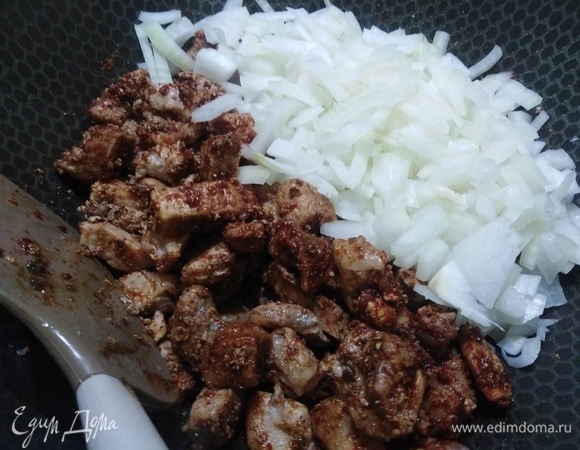 Добавить репчатый лук. Жарить 10 минут.