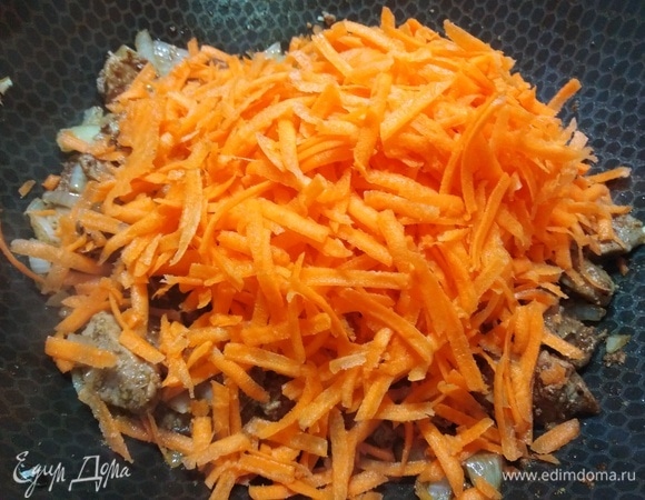 Затем морковь. Жарить 10 минут.