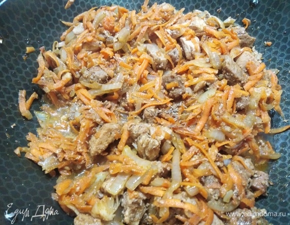 Всыпать зиру и влить 1/2 стакана воды. Пропарить до испарения жидкости.