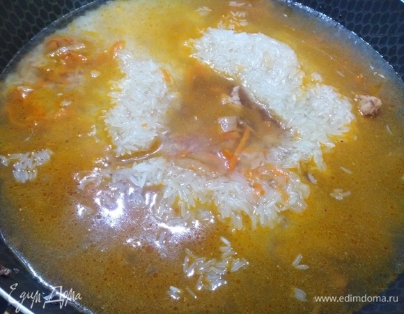 Всыпать рис, залить водой. Довести до кипения, посолить. Накрыть крышкой, убавить огонь в половину.