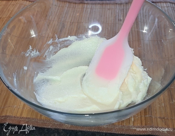 Мягкое сливочное масло хорошо разотрите с сахаром.