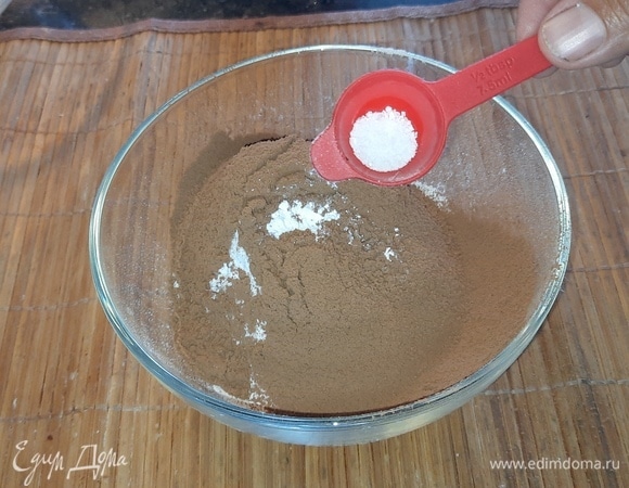 В отдельной емкости смешайте просеянную муку, просеянное какао, соль и разрыхлитель.