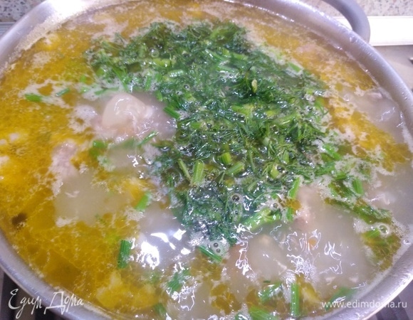 Варить суп еще 15 минут. В конце готовки добавить зелень.