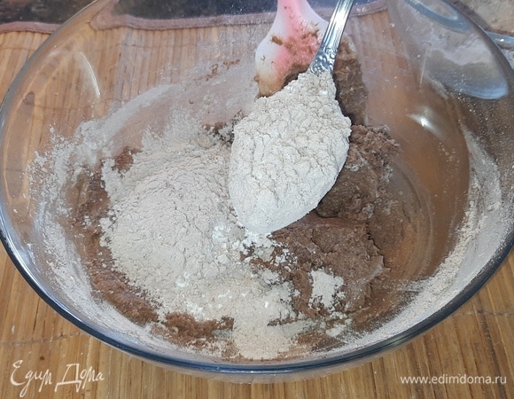 Частями добавьте сухую смесь в масляную и замесите тесто, которое не липнет к рукам, не крошится и из которого можно сделать комок.