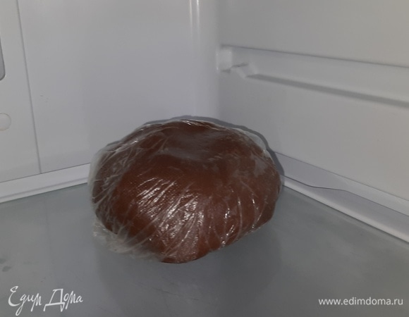 Сделайте из теста комок, положите в пакет и уберите в холодильник на 30 минут.