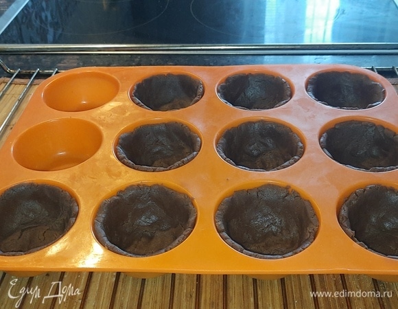 Распределите тесто по формочкам (у меня силиконовые), на каждую корзиночку я брала по 30 г теста.