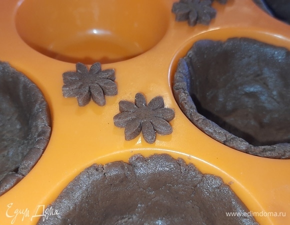 Из остатков теста я сделала украшение «цветочки», можно просто вырезать кружочки.