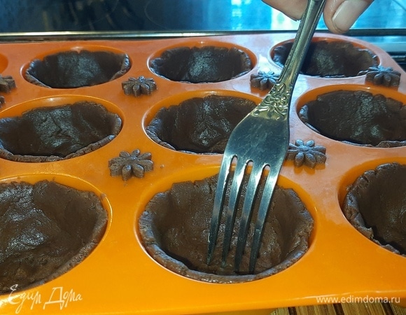 Вилкой проткните несколько раз донышки корзиночек.